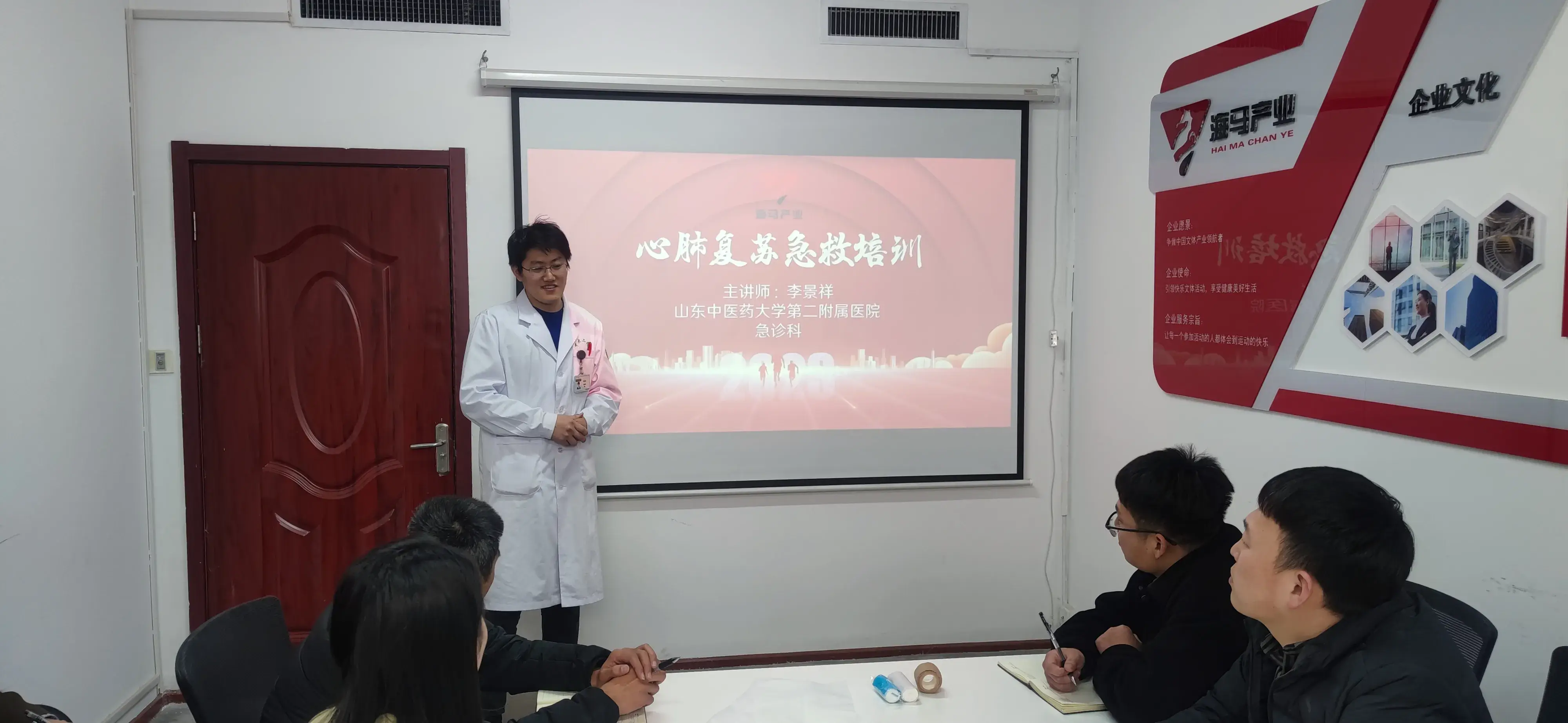 南宫·NG28组织进行心肺复苏急救培训